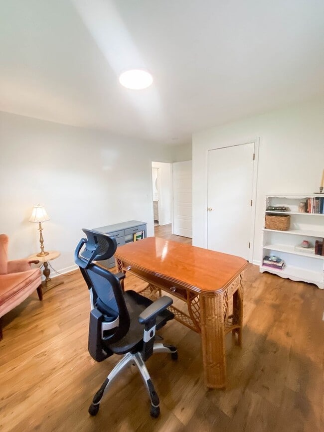 Building Photo - Beautiful 3 bedroom 2 bathroom brick home ...