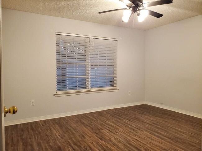 Building Photo - 4 Bedroom 2 Bath home located in heart of ...