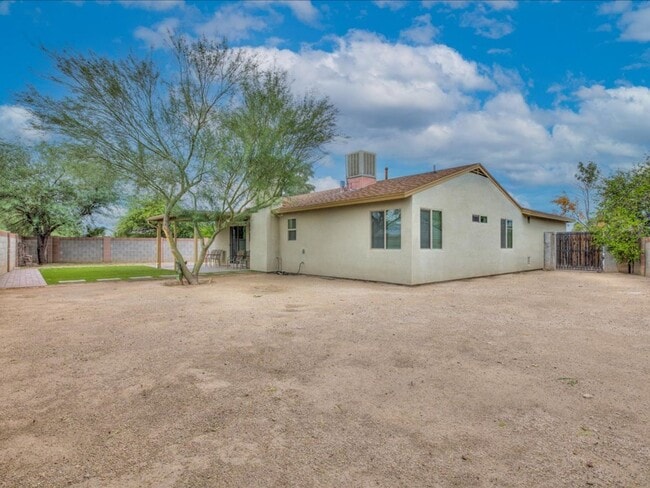 Building Photo - 3 Bedroom 2 Bathroom: Partially Furnished home!! **UNFURNISHED-RENTAL PRICE IS $3,000.00**