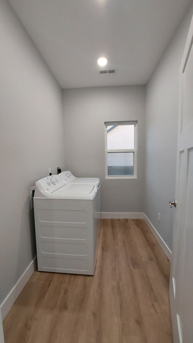 Building Photo - 1738 Sierra