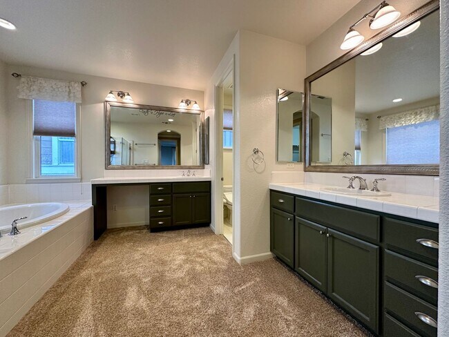 Building Photo - Large 4 Bedroom House in Hiddenbrook Commu...