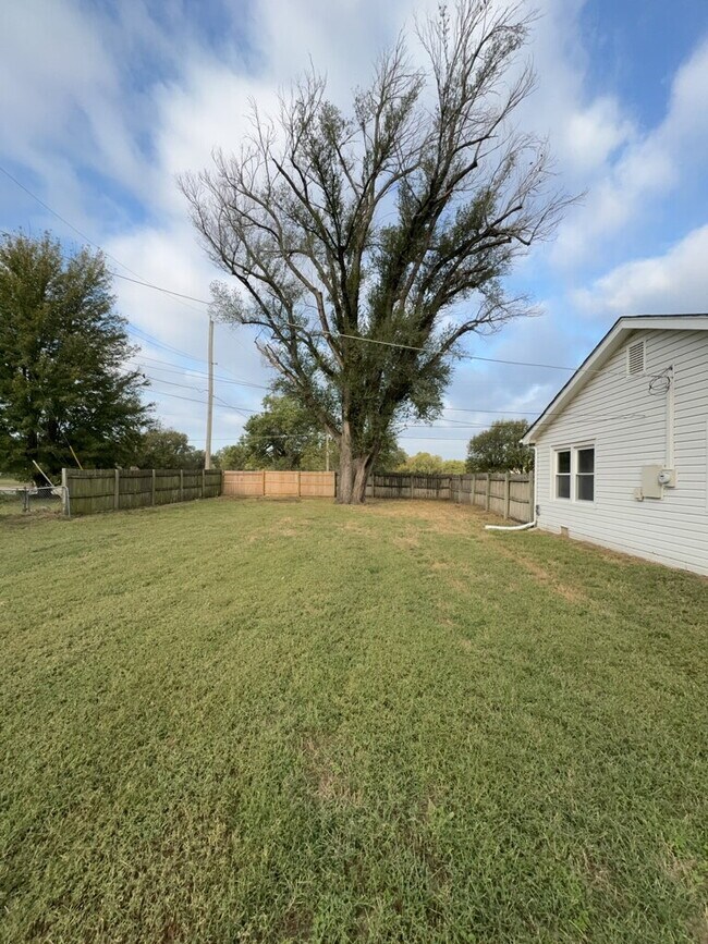 Building Photo - "Charming 3-Bedroom Home with 2 Full Baths and 1580 Sq Ft of Living Space in Wichita!"