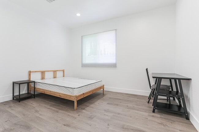 Building Photo - 1237 W 37th Plz