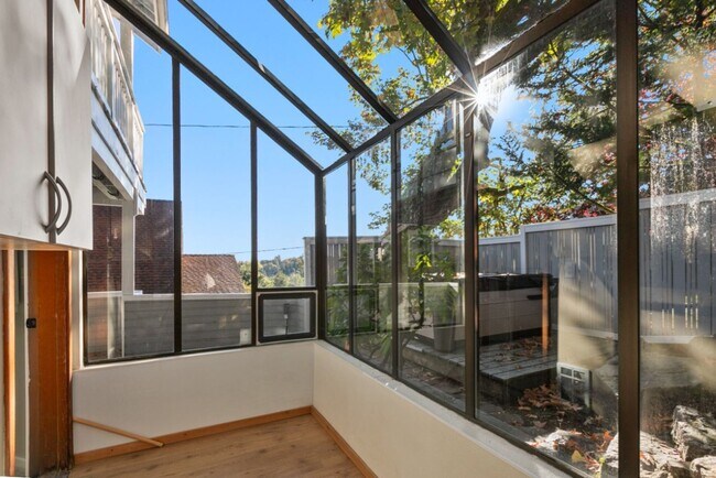 Building Photo - 3Bd/2.5Ba Seattle House