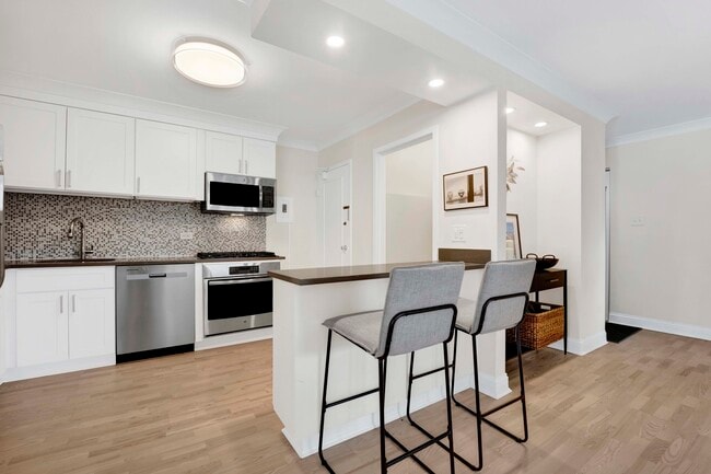 Building Photo - 247 E Chestnut St