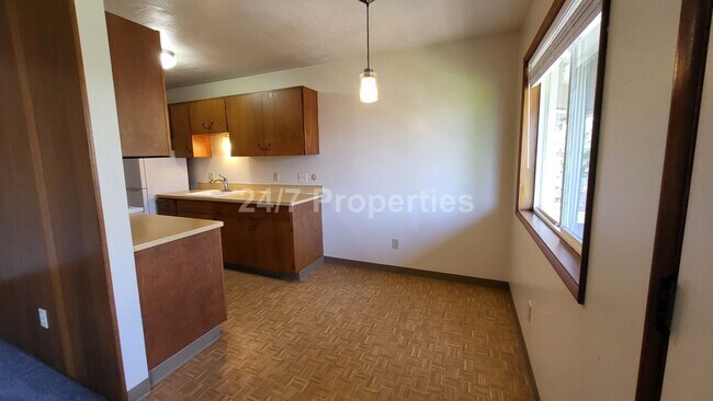 Building Photo - Beautiful 1 BD | 1 BA Apartment with a View - Near OHSU Campus!
