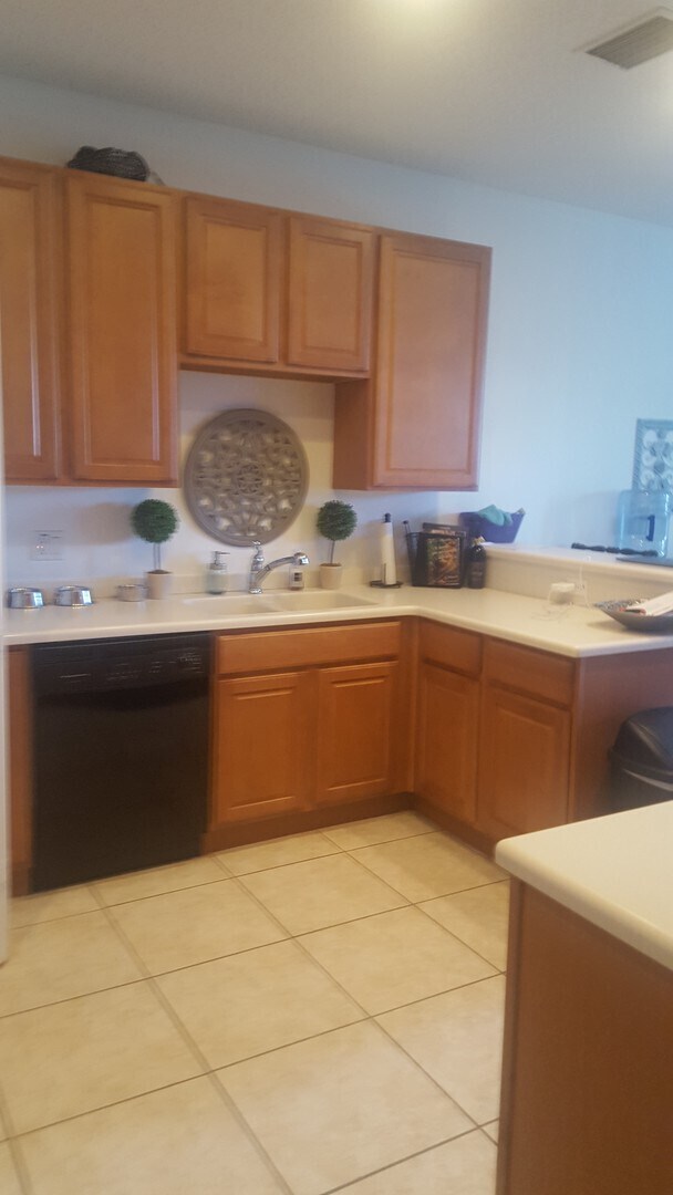 Building Photo - WALK TO BEACH, 3 BEDROOM 2 CAR GARAGE HOME!!! CLOSE TO EVERYTHING!