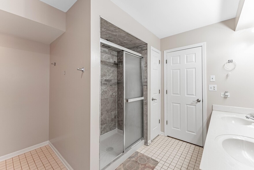 Building Photo - 305 Creekside Dr