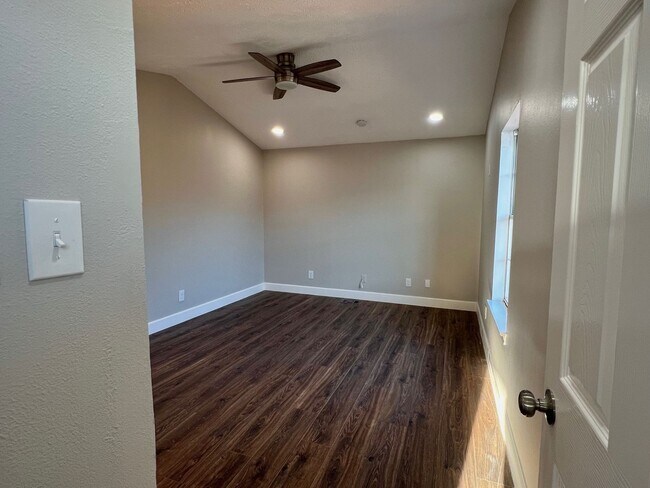 Building Photo - Updated 2 bed 2.5 bath steps away from Campus!