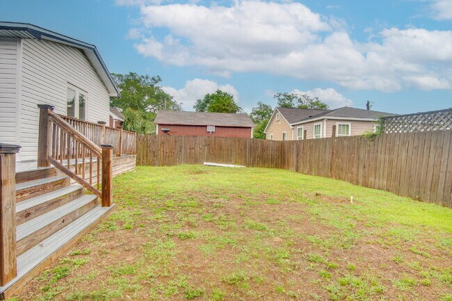 Building Photo - East Hill 3BR Home Near Bayview Park with Office, Hot Tub, Workshop & Detached Garage