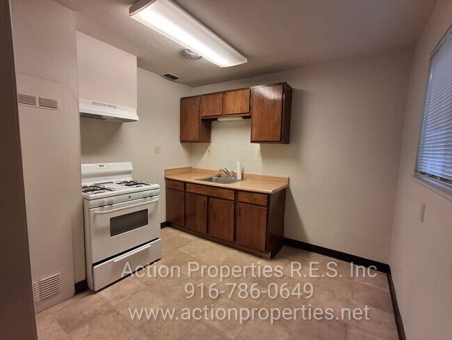 Building Photo - Central Roseville -Duplex 1 Bed, 1 Bath Duplex Large Fenced Yard, Gardener Included - No Laundry ...