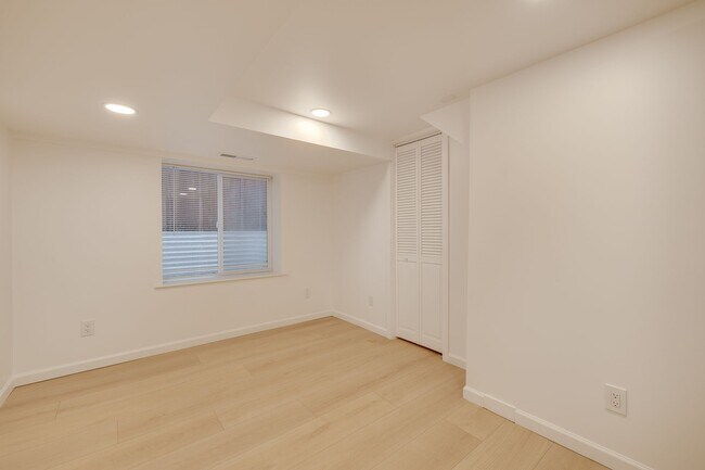 Building Photo - Charming 4 Bed, 2.5 Bath Brick Bungalow in...