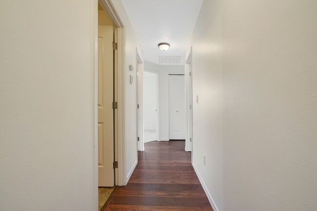 Building Photo - Beautiful 3 bed, 2 bath home in a quiet We...