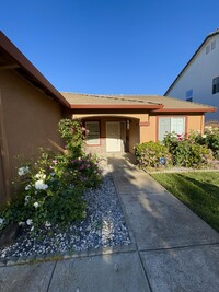 Building Photo - 643 Willowbrook Dr