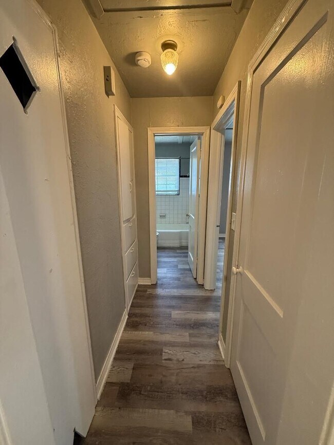 Building Photo - 1 Bedroom 1 Bathroom Duplex For Lease NOW!