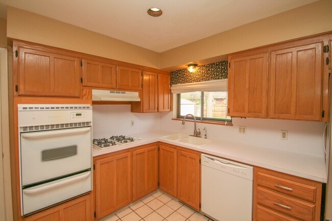 Building Photo - 2 Bed | 2 Bath in South Tulsa!