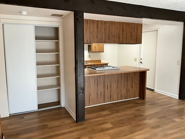Building Photo - NICE 2 BEDROOM DUPLEX!