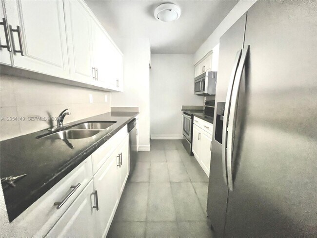 Building Photo - 2457 Collins Ave