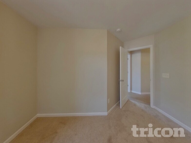 Building Photo - 527 W Saddletree Dr