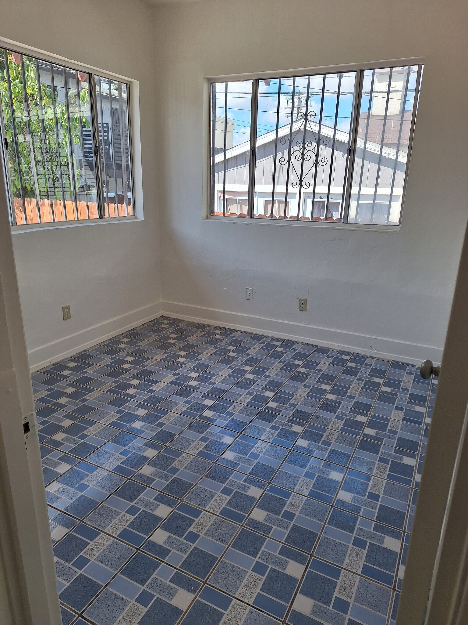 Building Photo - 1280 W 38th St