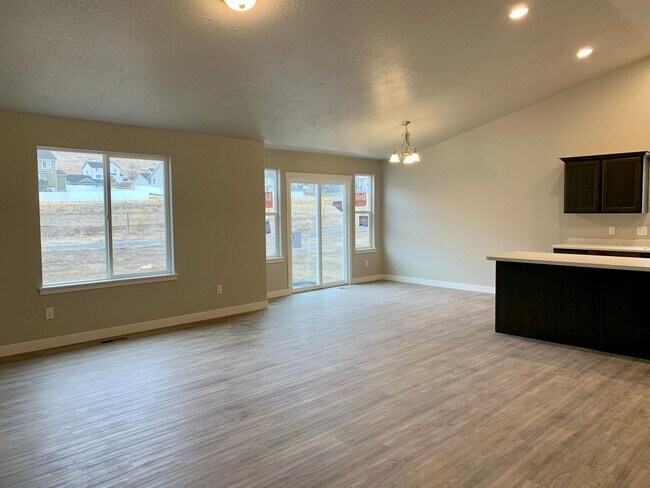 Building Photo - BEAUTIFUL LAKE POINT RAMBLER AVAILABLE July 8th!