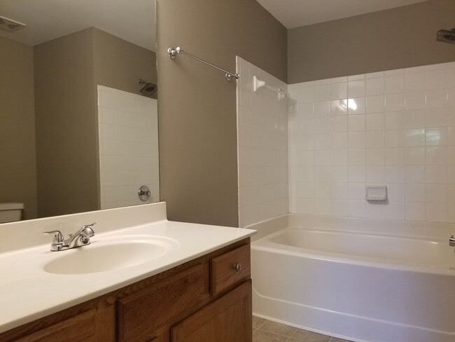 Building Photo - Move in ready close to airport BNA and I40