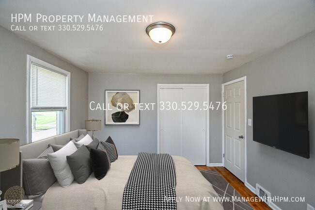 Building Photo - 885 S Green Rd