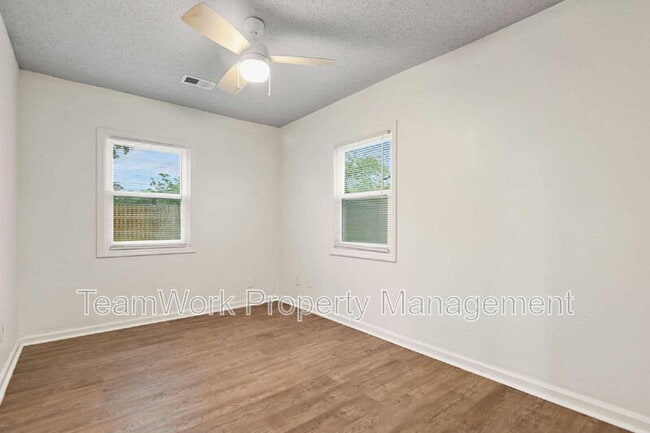 Building Photo - 3103b Azalea Dr