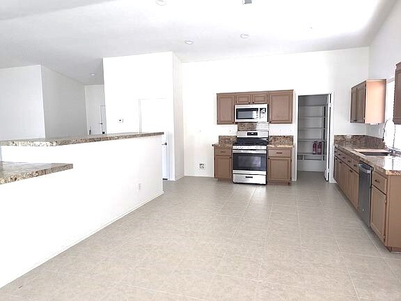 Building Photo - 41618 Petersfield Rd