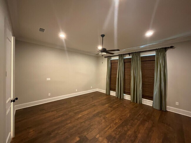 Building Photo - Live in Greystone Golf & Country Club!