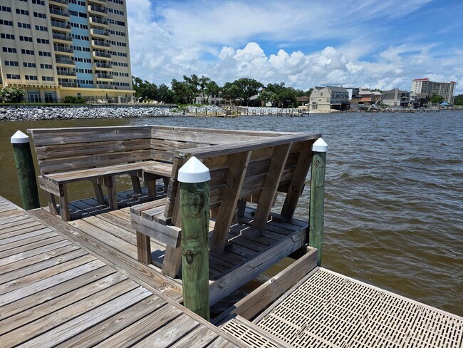 Building Photo - 1BR/1BA waterfront condo with golf course ...