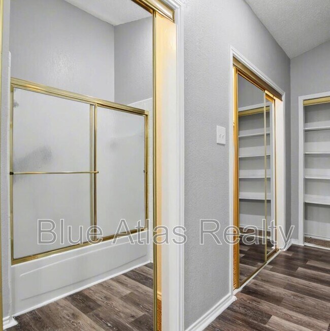 Building Photo - 1009 W Hills Terrace