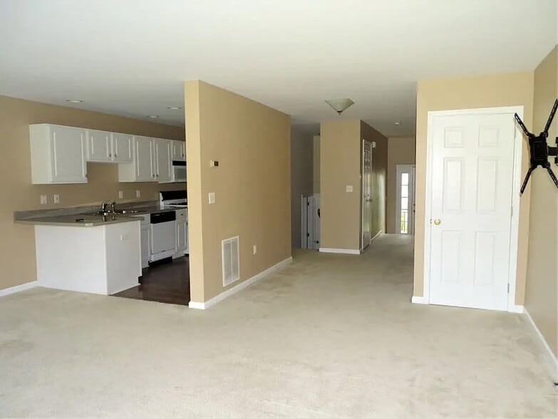 Building Photo - 6472 Lincoln Ct