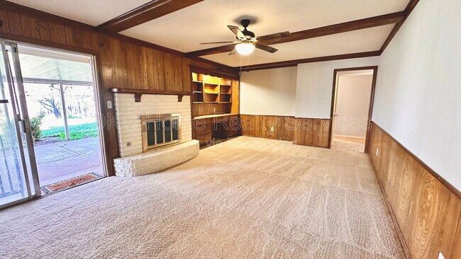 Building Photo - 12109 Camelot Dr