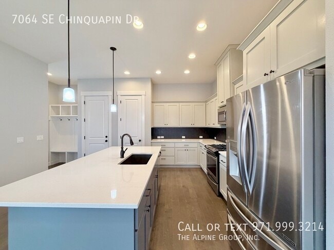 Building Photo - 7064 SE Chinquapin Dr