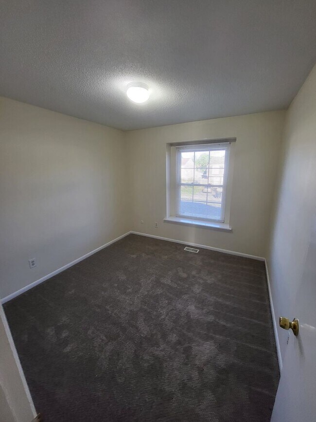 Building Photo - WINDSOR OAKS WEST