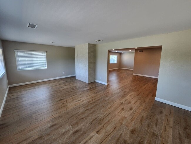 Building Photo - 16598 Bernardo Oaks Dr
