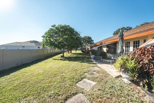 Building Photo - Welcome to this spacious three-bedroom, three-bath home in the heart of Palm Bay