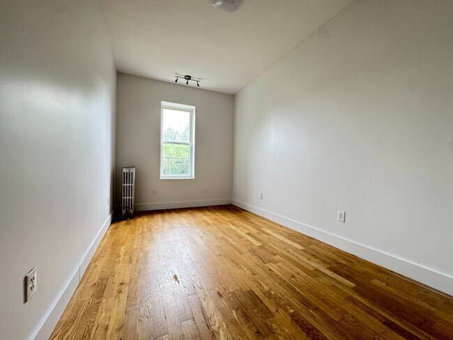 Building Photo - 286 19th St