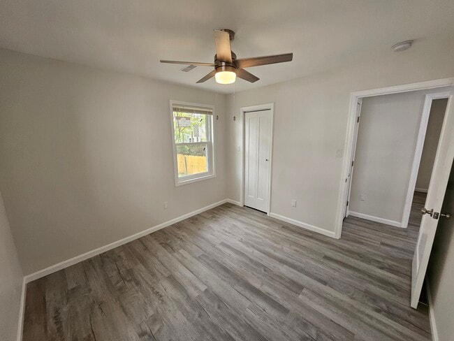 Building Photo - 906 Elfin Ave