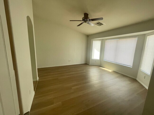 Building Photo - Fresh paint 3 Bedroom, 2 baths very low maintenance home