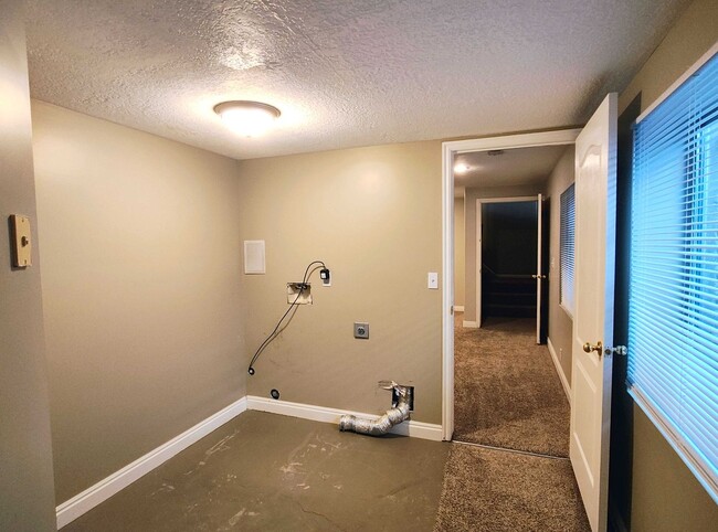 Building Photo - 5 BD 3 BA 2900 sq ft HOME IN DRAPER.