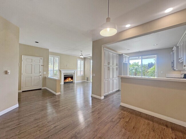 Building Photo - Modern 4BD/3BA Townhouse in San Miguel Ran...