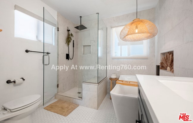 Building Photo - Updated 3 Bed 2 Bath Home on 2.5 Fenced In Acres with paid SOLAR PANELS!!