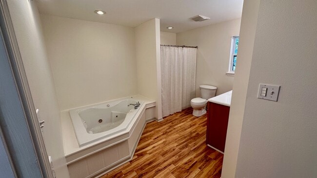 Building Photo - 413 Trist Pl