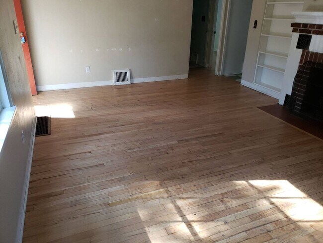 Building Photo - 1005 NE D St