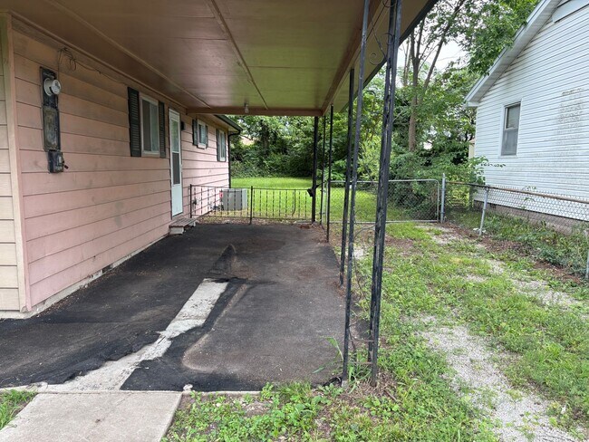 Building Photo - WOW! Look at this property ! You cant beat this price!