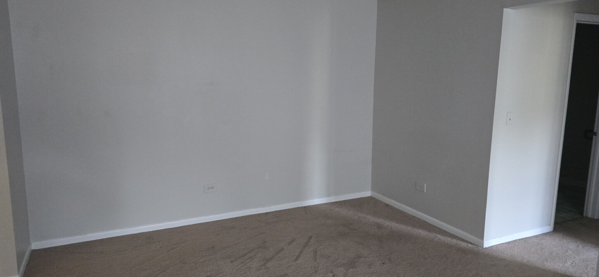 Building Photo - 910 E Old Willow Rd