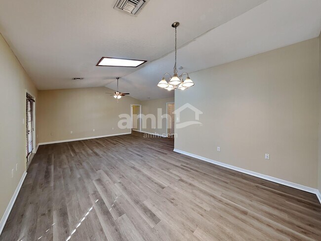 Building Photo - 1004 Lantana Dr