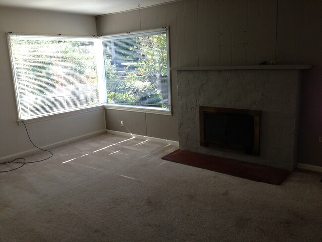 Building Photo - Great 3Bed/1.25 bath in Sweet Location!!
